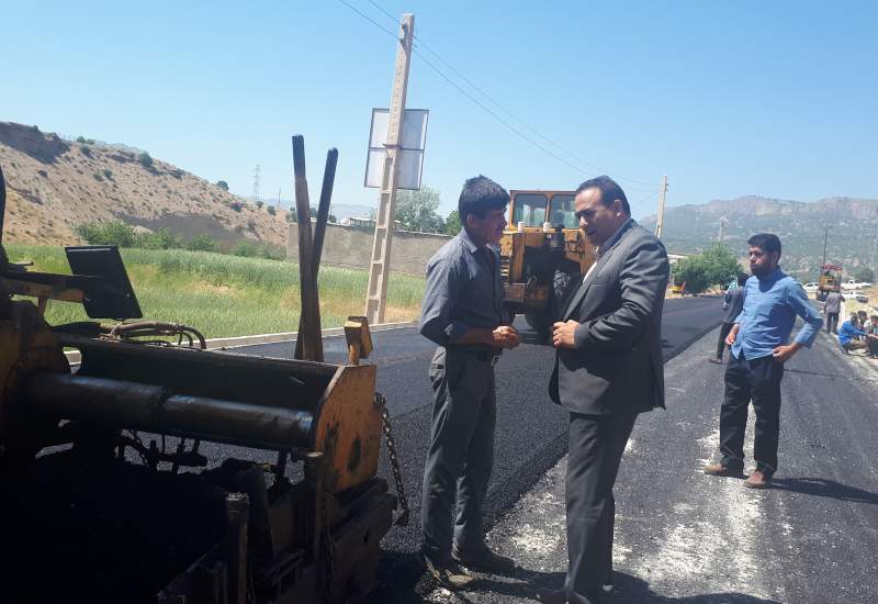 بعدازچهارسال زیرسازی،سرانجام خیابانهای روستای صالحان آسفالت شد!رسولی آمدآسفالت هم آمد؟.