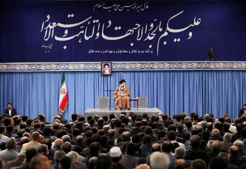 رهبر معظم انقلاب: برای نجات اقتصاد کشور نباید منتظر پایان تحریم‌ها بود