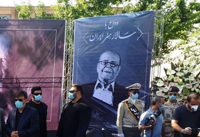 (تصاویر) متن و حاشیه مراسم تشییع و خاکسپاری محمد علی کشاورز؛ چه کسانی برای وداع با استاد کشاورز آمدند؟