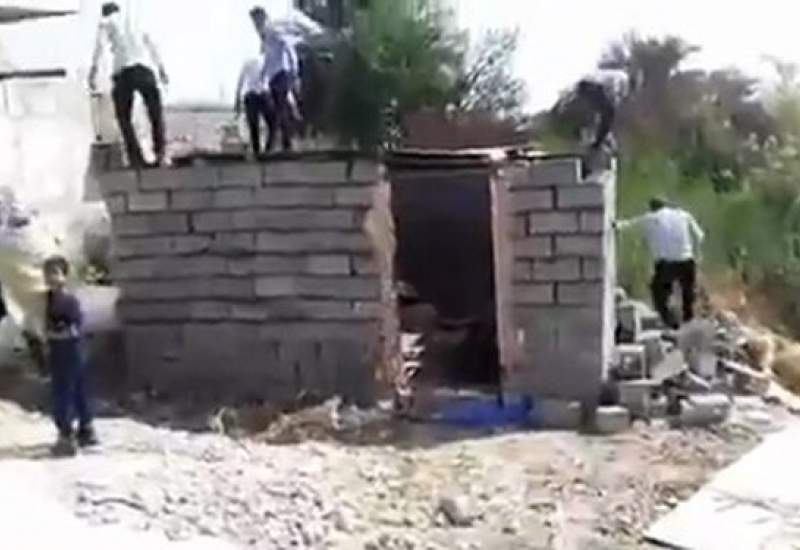 ماجرای تخریب خانه زن بندرعباسی توسط ماموران شهرداری و خودسوزی زن + فیلم