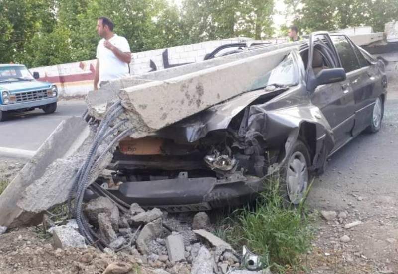 (تصاویر) سقوط تیر چراغ برق روی پراید / نجات معجزه‌آسای راننده از میان آهن‌پاره‌ها