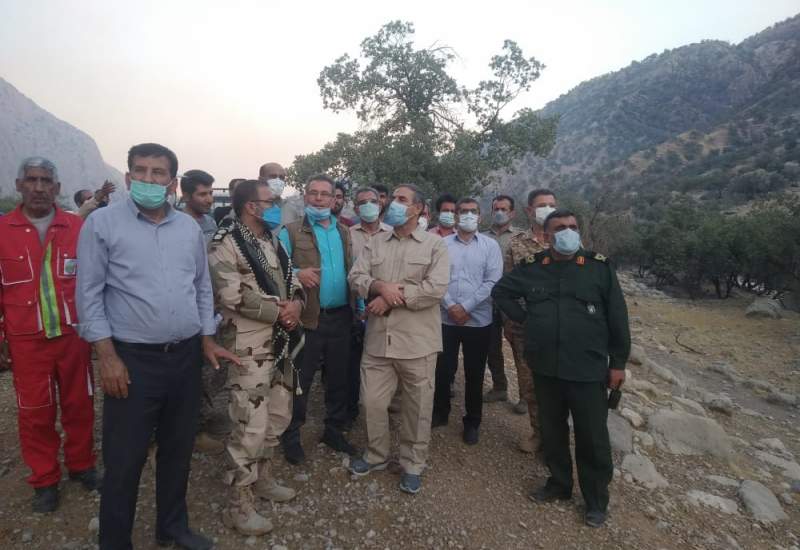 رفتار همدلانه فرماندار گچساران در اهدای کفش خود