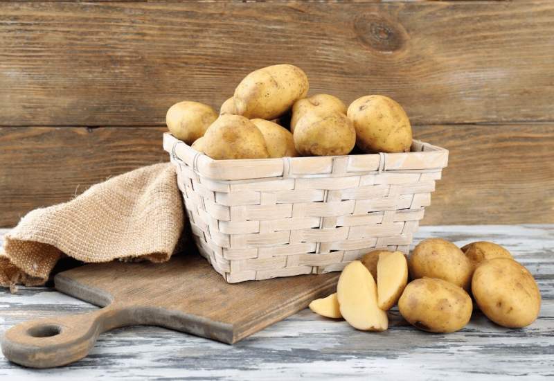 ۸ دلیل شگفت‌انگیز برای نوشیدن آب سیب‌زمینی خام