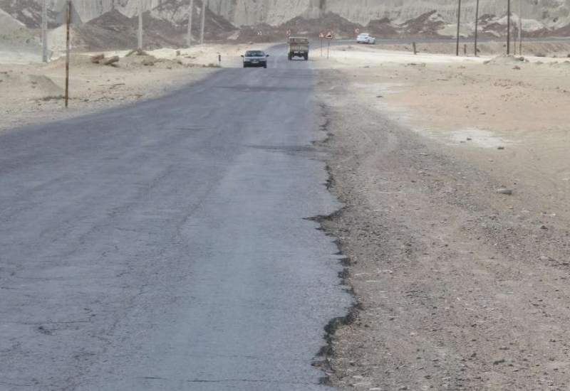 جاده‌ای 300 متری که عملیات تعریض آن یک دهه طول کشیده است / ناامیدی رئیس شورا و دهیار خلف آباد از مسئولین استانی؛ استمداد از رئیس جمهور و وزرا