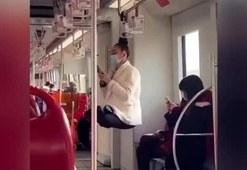 (ویدئو) آویزان شدن یک زن با موهایش در مترو!