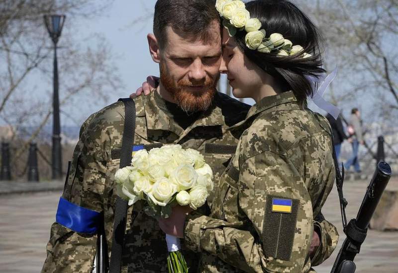 (ویدئو) جشن ازدواج دو عضو نیروهای داوطلب اوکراینی  