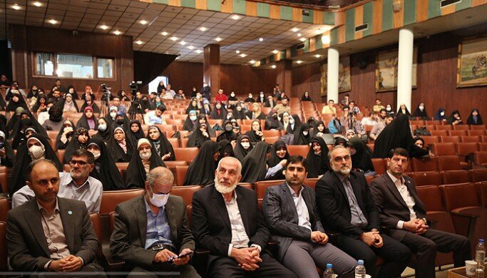 واکنش معاون دانشگاه تهران به شکستن شیشه در ورودی خوابگاه حافظ: همان شب از هر ۷ طبقه خوابگاه بازدید کردم؛ ورود نیروی انتظامی به خوابگاه کذب محض بود؛ هیچ دانشجویی هم دستگیر نشده بود / هیچ دانشجویی به دلیل شرکت در تجمعات از خوابگاه اخراج نشده، فقط به یک دانشجو به خاطر کشف مواد مخدر ابلاغ شد که یک ماه خوابگاه را ترک کند / ۲۷ کارت از دانشجویان دانشکده علوم اجتماعی گرفته شده واکنش معاون دانشگاه تهران به شکستن شیشه در ورودی خوابگاه حافظ: همان شب از هر ۷ طبقه خوابگاه بازدید کردم؛ ورود نیروی انتظامی به خوابگاه کذب محض بود؛ هیچ دانشجویی هم دستگیر نشده بود / هیچ دانشجویی به دلیل شرکت در تجمعات از خوابگاه اخراج نشده، فقط به یک دانشجو به خاطر کشف مواد مخدر ابلاغ شد که یک ماه خوابگاه را ترک کند / ۲۷ کارت از دانشجویان دانشکده علوم اجتماعی گرفته شده