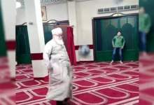 (فیلم) فوتبال بازی کردن یک امام جماعت در مسجد!  