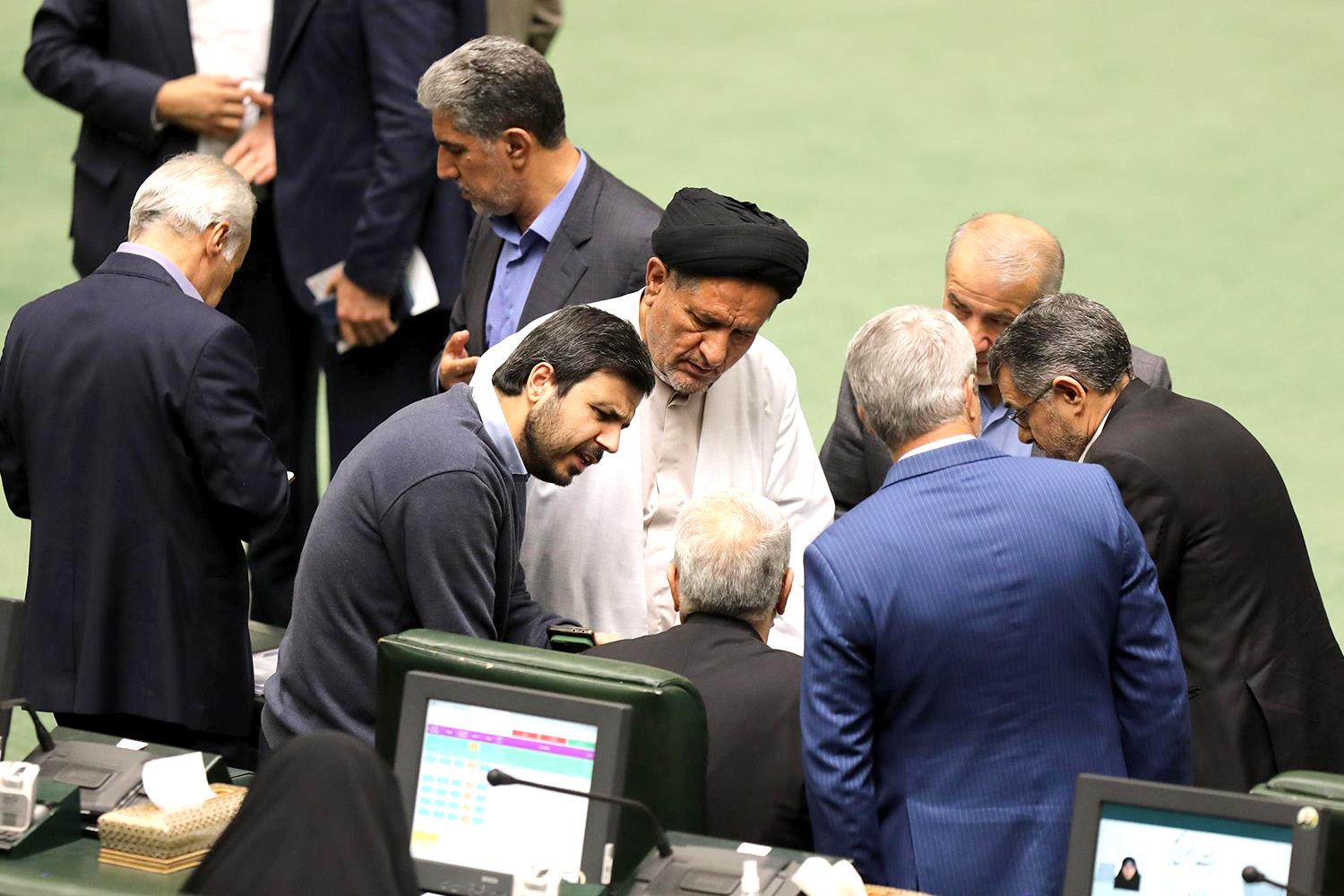 صحن علنی مجلس؛ از رژه موحد تا نگاه گوشهچشمی سید ناصر