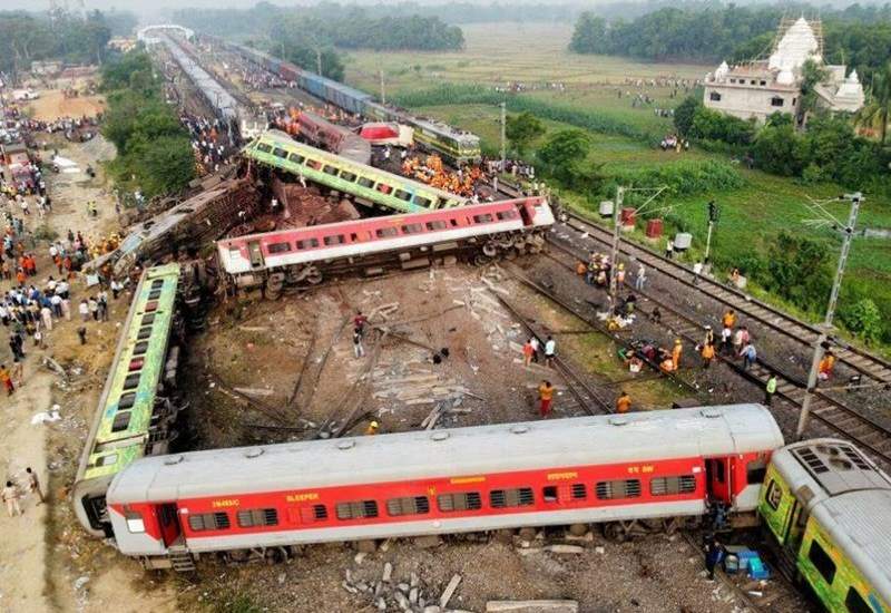 فاجعه برخورد مرگبار قطارها در هند با ۳۰۰ نفر کشته و ۱۰۰۰ زخمی + فیلم و تصاویر