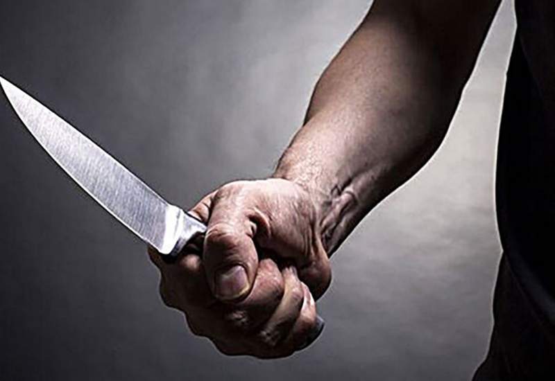 (فیلم) حمله‌ ور شدن یک فرد با چاقو به مردم / ایجاد وحشت در مردم