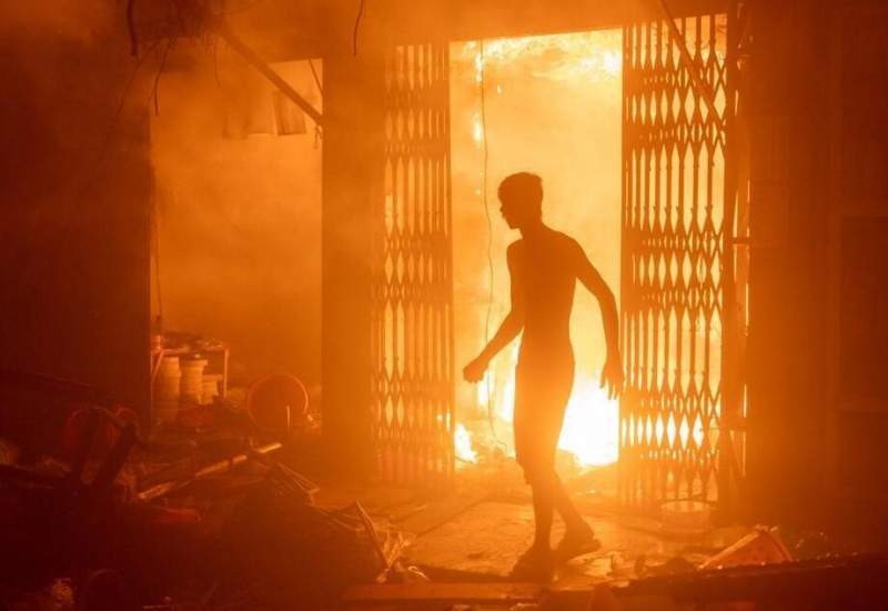 (تصاویر) آتش‌سوزی عظیم صد‌ها مغازه را در بازار بنگلادش نابود کرد