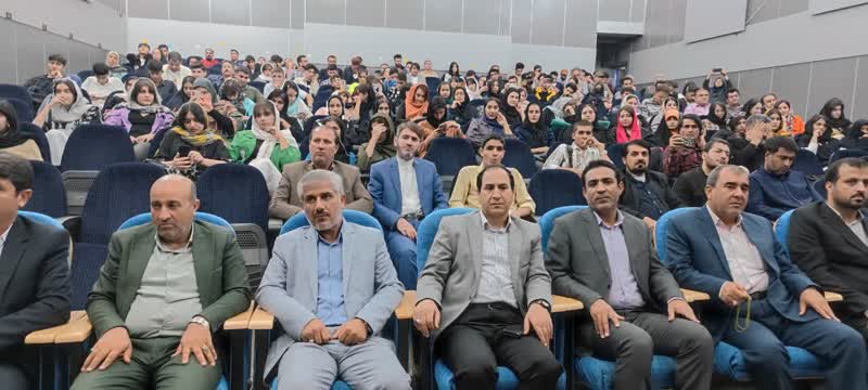 جشن تجلیل از فعالان عرصه سینما در کهگیلویه و بویراحمد / درخشان: جشن مهر سینمای ایران مصداق عدالت فرهنگی و زمینه ساز رشد هنرمندان استانها میشود / قدردانی هنرمندان معروف از امین درخشان