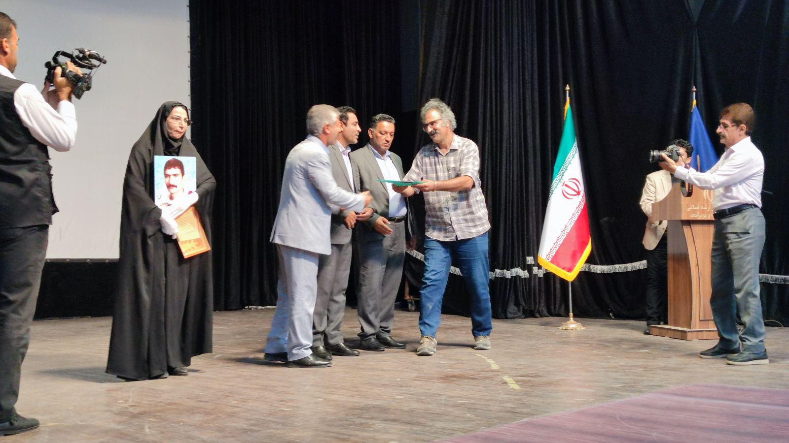 جشن تجلیل از فعالان عرصه سینما در کهگیلویه و بویراحمد / درخشان: جشن مهر سینمای ایران مصداق عدالت فرهنگی و زمینه ساز رشد هنرمندان استانها میشود / قدردانی هنرمندان معروف از امین درخشان