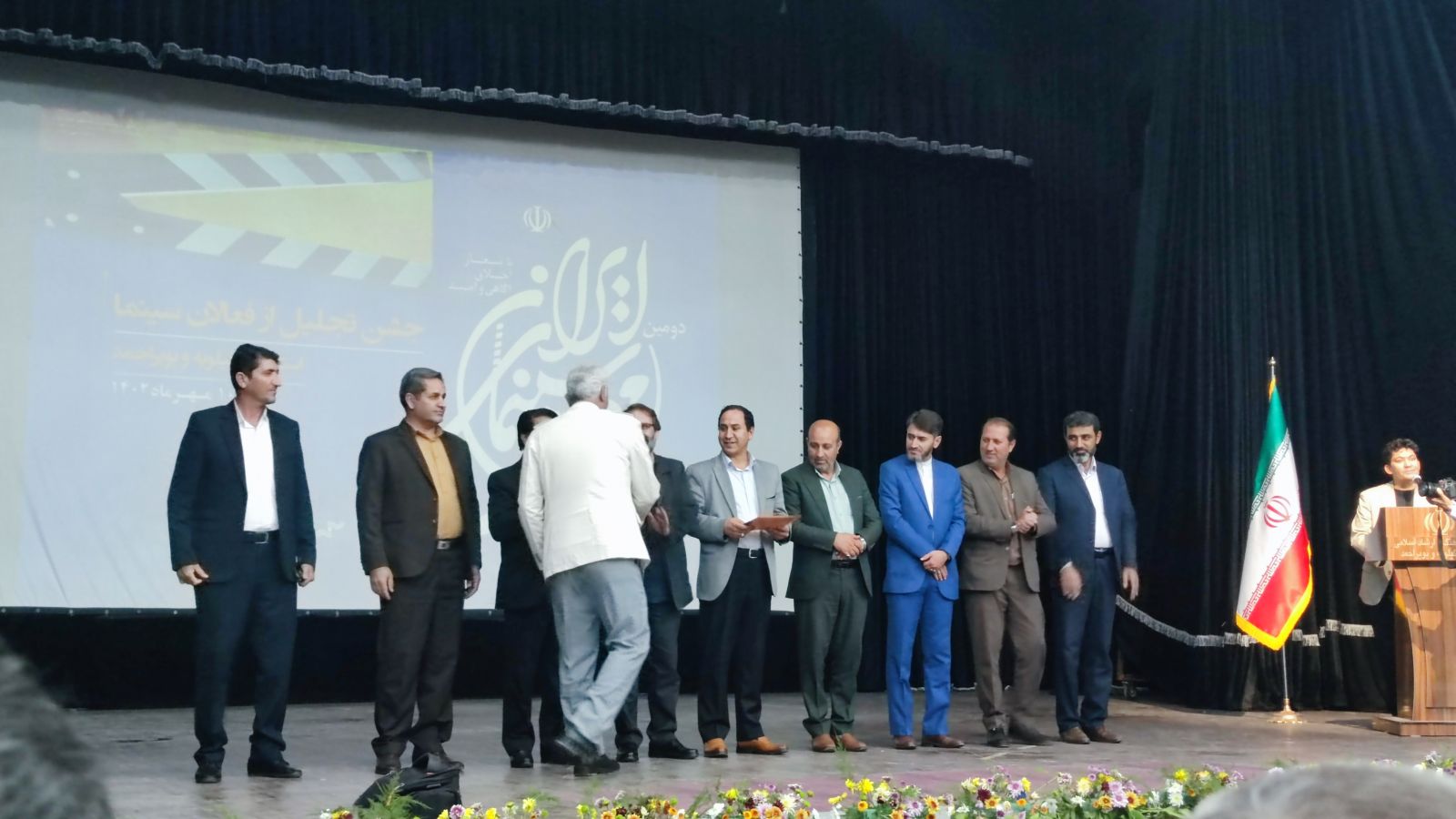 جشن تجلیل از فعالان عرصه سینما در کهگیلویه و بویراحمد / درخشان: جشن مهر سینمای ایران مصداق عدالت فرهنگی و زمینه ساز رشد هنرمندان استانها میشود / قدردانی هنرمندان معروف از امین درخشان