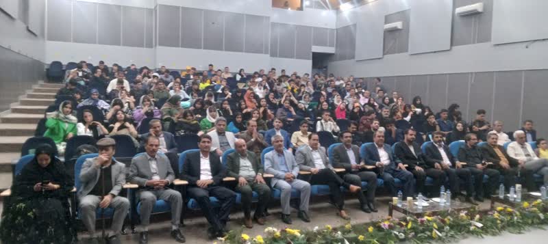 جشن تجلیل از فعالان عرصه سینما در کهگیلویه و بویراحمد / درخشان: جشن مهر سینمای ایران مصداق عدالت فرهنگی و زمینه ساز رشد هنرمندان استانها میشود / قدردانی هنرمندان معروف از امین درخشان