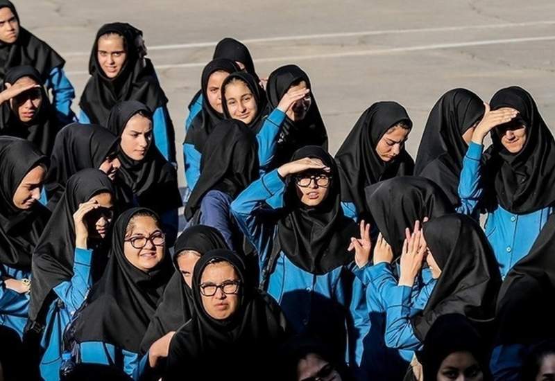 تفتیش دانش‌آموزان یک مدرسه دخترانه با تجهیزات الکترونیکی
