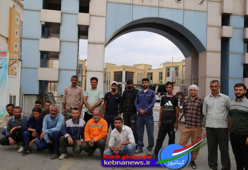 تجمع کارگران پیمانکارخدماتی شهرداری در جلوی فرماندار / نشست سرپرست فرمانداری گچساران و شهردار (+تصاویر)  <img src="/images/picture_icon.png" width="11" height="10" border="0" align="top">