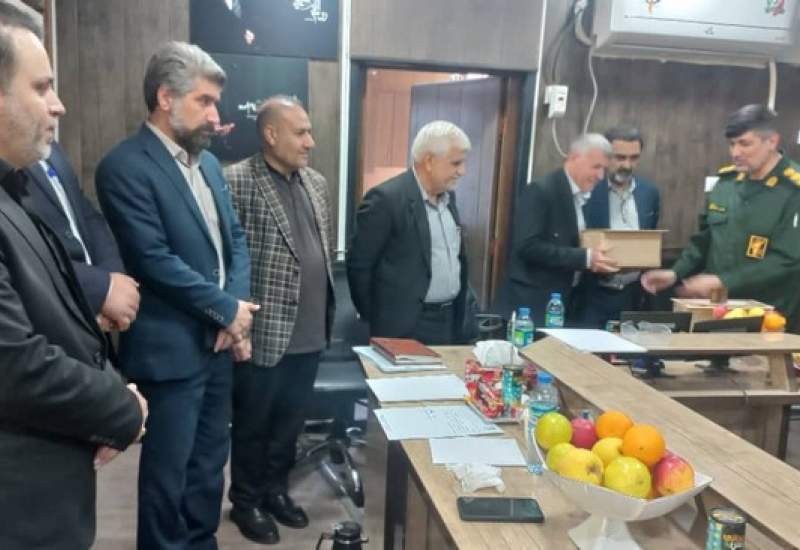 انگشتر اهدایی مقام معظم رهبری بر دستان شهردار دوگنبدان  <img src="/images/picture_icon.png" width="11" height="10" border="0" align="top">