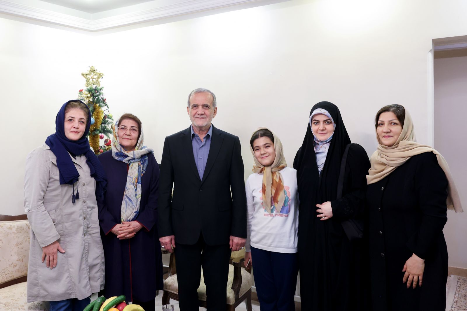 تصاویر | دیدار رئیسجمهور با خانوادههای شهیدان مسیحی در شب میلاد عیسی مسیح (ع)