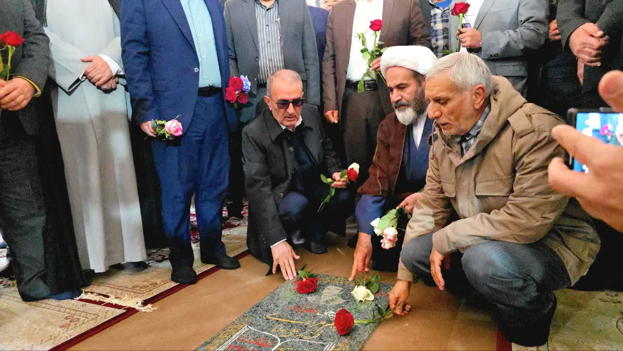 تصاویر | آغاز برنامه‌های دهه فجر در کهگیلویه و بویراحمد / حضور استاندار و مدیران در گلزار شهدای یاسوج / استاندار: وحدت و همبستگی راه برون‌رفت از چالش‌هاست