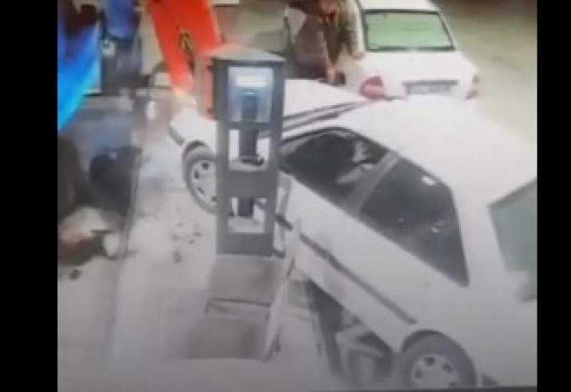 (۱۶+)  لحظه تصادف وحشتناک در پمپ بنزین بهبهان / زن جای ترمز گرفتن گاز داد + فیلم  <img src="/images/video_icon.png" width="11" height="10" border="0" align="top">