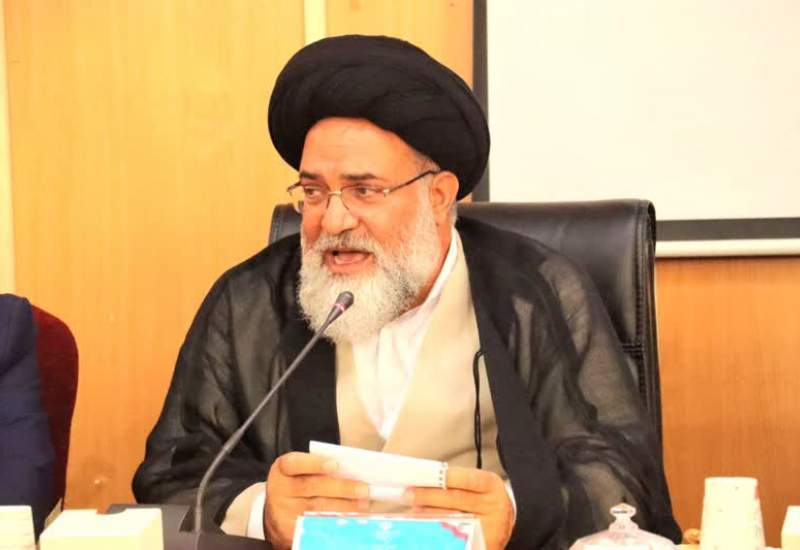 آیت‌الله حسینی: شعارها باید به‌طور عملیاتی و جدی دنبال شوند و نباید تنها در حد شعار باقی بمانند / سهم‌خواهی‌های اقتصادی باعث فرار سرمایه‌گذاران شده است