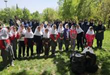 فیلم و تصاویر  | اقدام فرهنگی دانش‌آموزان یاسوج: پاکسازی پارک اسکان توسط دبستان چتر دانش  