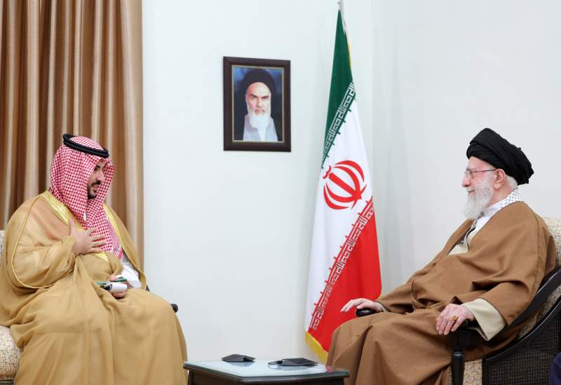تقدیم پیام پادشاه عربستان به رهبر انقلاب/ مقام معظم رهبری: اعتقاد ما این است که ارتباط میان ایران و عربستان برای هر دو طرف مفید خواهد بود/ تهران و ریاض می‌توانند تکمیل‌کننده یکدیگر باشند/ گسترش روابط میان دو کشور دشمنانی دارد