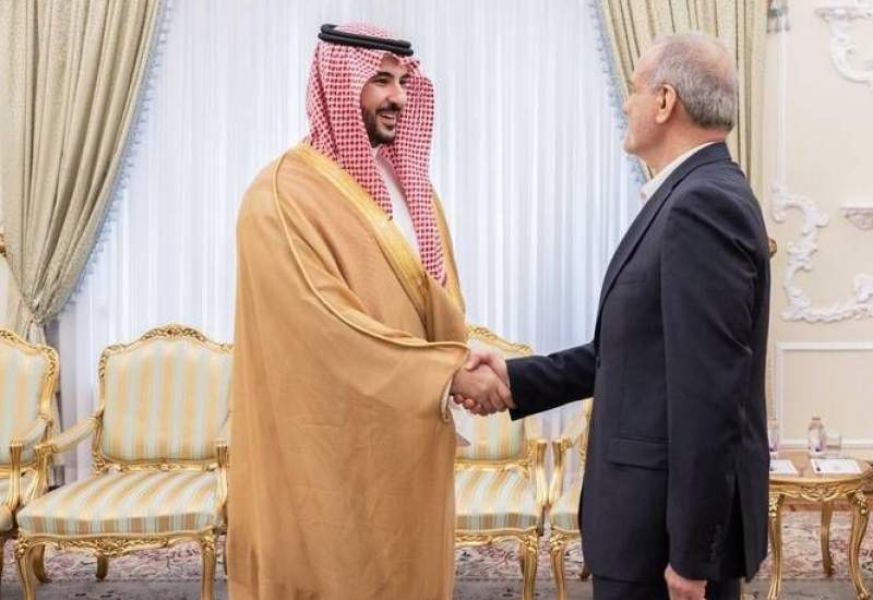 نقشه ژئوپلیتیک منطقه در حال تغییر است؛ عربستان و ایران در مسیر همگرایی؟ / سعودی‌ها به دنبال تدارک دیدار پزشکیان و ترامپ در عربستان/ تهران تاکنون تمایلی نشان نداده / تحلیل ها از سفر وزیر دفاع سعودی به تهران / چهره نزدیک به دربار عربستان: پیامی روشن به تهران که سعودی به هیچ‌وجه در حمله به ایران نقش‌آفرینی نخواهد کرد / محسن میلانی، استاد روابط بین الملل در آمریکا: این روابط می‌تواند از ارکان نظم جدید منطقه‌ای باشد / ولی نصر مشاور سابق اوباما: این سفر پیش از مذاکرات ایران و آمریکا و سفر ترامپ، اتفاق مهمی است
