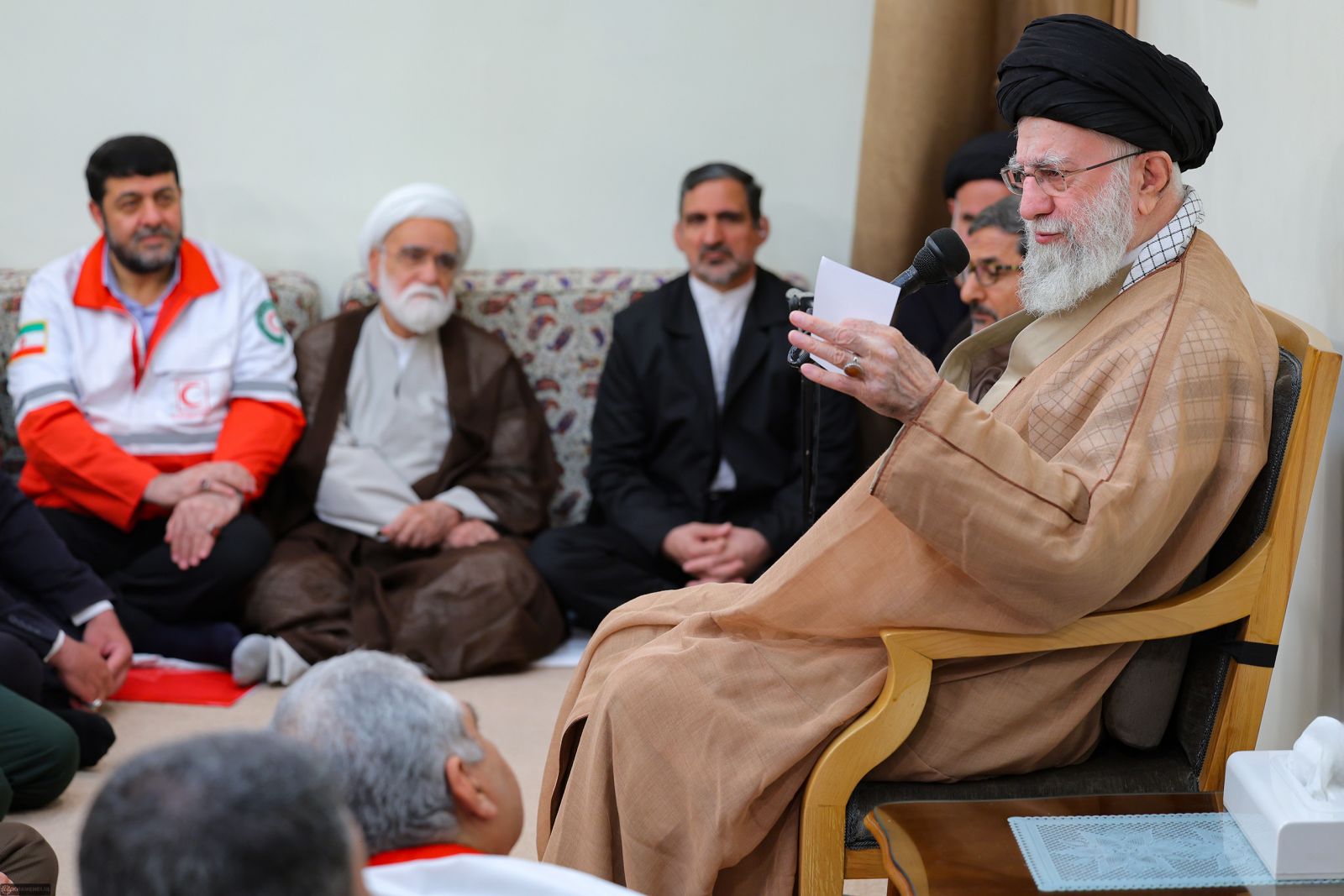 رهبر انقلاب: ایستادگی در مقابل وحشیگریها در غزه، یک وظیفه همگانی است / امدادگران ما مظهر صفات انسانی و انساندوستی هستند