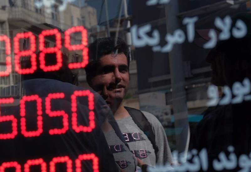 عقب نشینی قیمت دلار با سیگنال‌ سیاسی؛ مرز حمایت مهم خواهد شکست؟/ پیش‌بینی قیمت دلار امروز ۱۷ اردیبهشت 1404