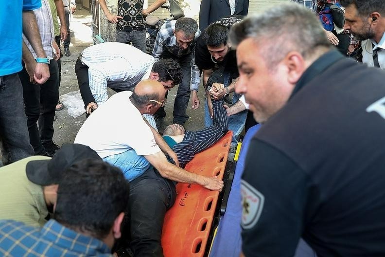 وزیر بهداشت: حداقل هزار و ۸۰۰ مجروح در حملات رژیم صهیونیستی داشتیم / تعداد شهدای خانم ۳۵ نفر و تعداد شهدای کودک ۱۰ نفر است / در انفجار میدان قدس ۱۲ نفر شهید شدند و یکی از شهدا خانم باردار بود / تعداد مجروحان خانم ۶۰ نفر، تعداد مجروحان کمتر از ۲۰ سال، ۱۵ نفر است که کوچکترین آنها ۴ ساله است وزیر بهداشت: حداقل هزار و ۸۰۰ مجروح در حملات رژیم صهیونیستی داشتیم / تعداد شهدای خانم ۳۵ نفر و تعداد شهدای کودک ۱۰ نفر است / در انفجار میدان قدس ۱۲ نفر شهید شدند و یکی از شهدا خانم باردار بود / تعداد مجروحان خانم ۶۰ نفر، تعداد مجروحان کمتر از ۲۰ سال، ۱۵ نفر است که کوچکترین آنها ۴ ساله است
