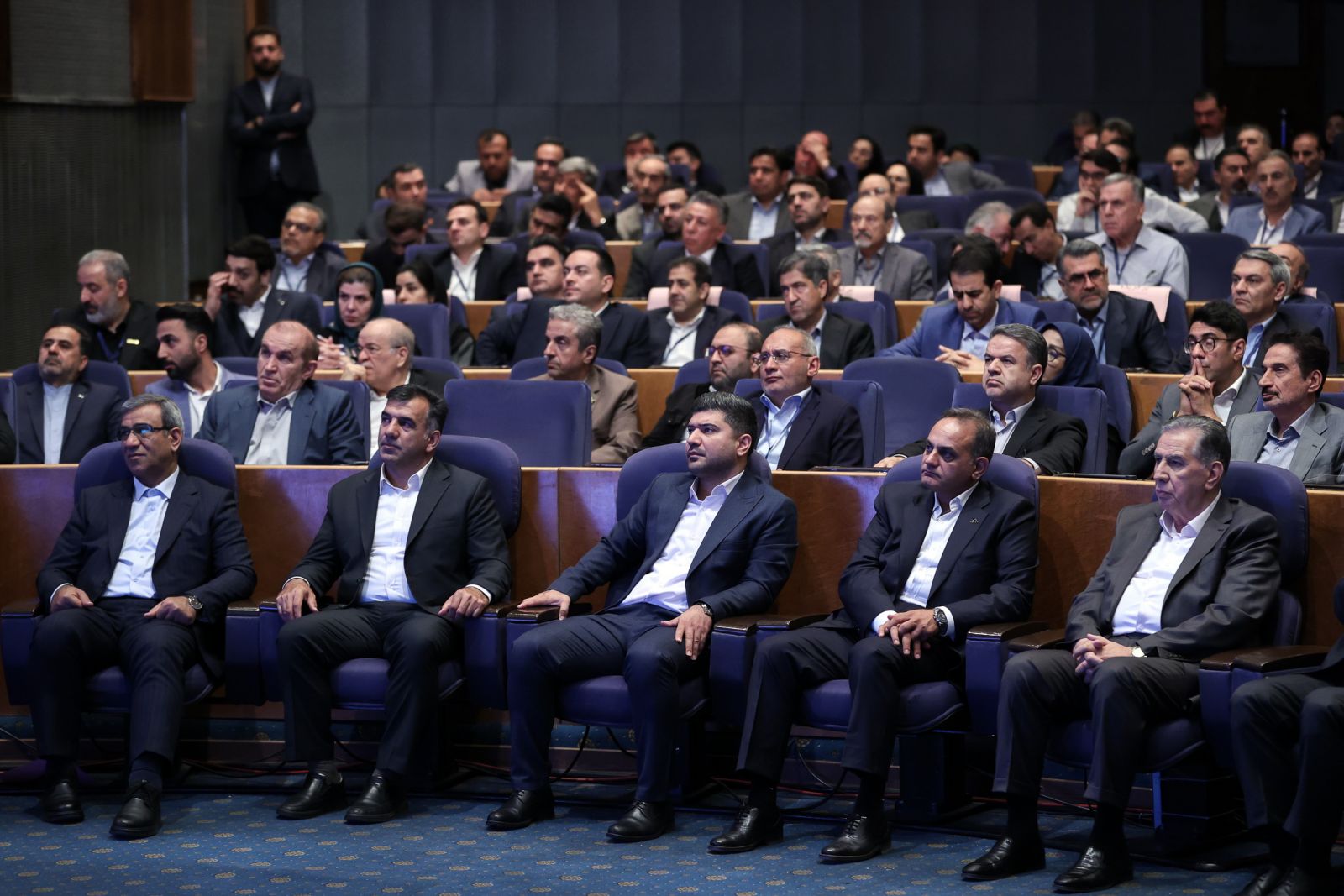 ۴۷ سال است به جای حل مشکل، مدیر را عوض میکنیم / در ایجاد شرایطی که امروز با آن مواجهیم، همه ما به اندازه و سهم خود مقصریم / ما نیاز به همفکری داریم /اختلاف سلیقه وجود دارد و هیچکس نباید اینطور فکر کند هر کسی مثل او فکر نکند، کافر و ضدانقلاب است و نباید با هم دعوا کنیم /