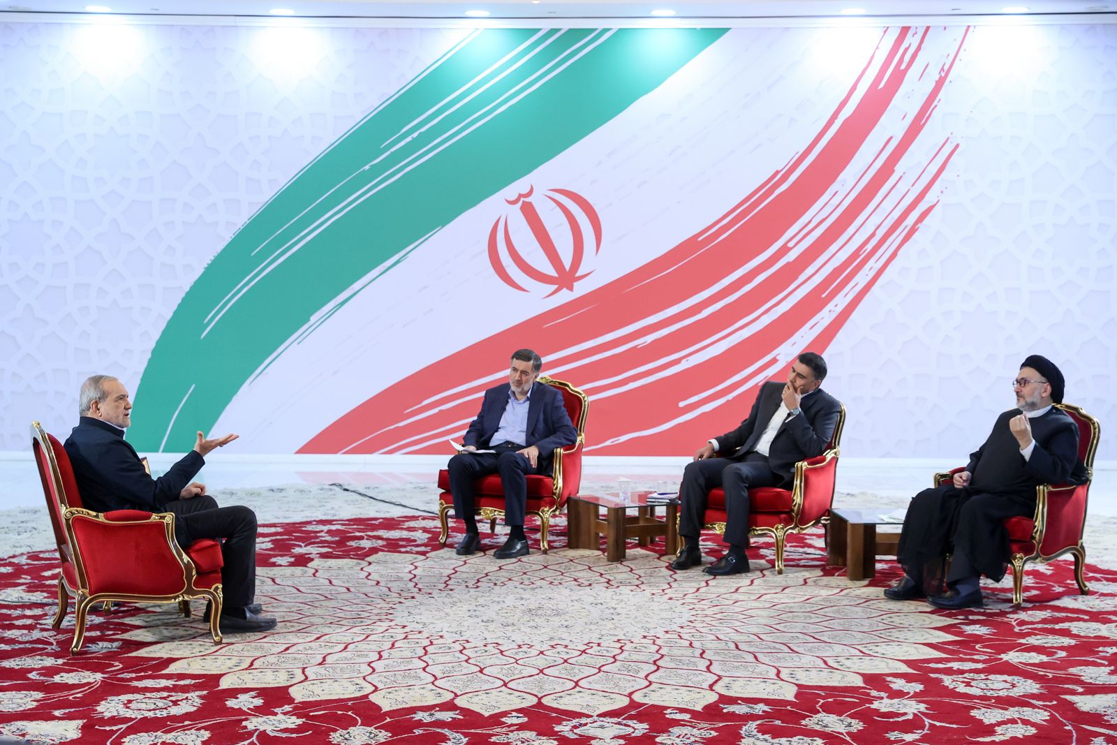 پزشکیان: ما نمی‌خواهیم اسنپ‌بک فعال شود / صداهایی از مجلس می‌آید که بدتر از آن است / طبیعتا نمی‌خواهیم اسنپ‌بک فعال شود/ کشورهایی که ناقض قوانین بین‌المللی هستند، صلاحیت متهم کردن ایران به نقض این قوانین را ندارند/ بیش از اسنپ‌بک یا تهدیدهای خارجی از اختلافات داخلی واهمه دارم/ اگر موشک داشته باشیم، ولی مردم را نداشته باشیم، هیچ قدرتی نداریم/ آیا کسانی که در خارج زندگی می‌کنند و حجاب ندارند، لزوما عفاف ندارند! / همان کسانی که روزی به‌کلی با برجام مخالف بودند، حالا می‌گویند دیدید اسنپ‌بک فعال شد؟ این تناقض است / اگر کسی در خارج، روسری ندارد، آیا یعنی بی‌عفت است؟ این برداشت حداقل در ذهن من نمی‌گنجد / [اگر قانون حجاب اجرا می شد]، ممکن بود فضای کشور به سمتی برود که دیگر امکان مدیریت آن وجود نداشته باشد