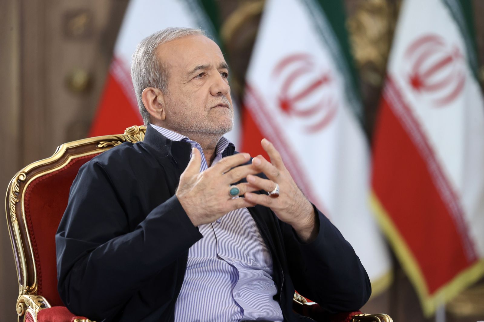 پزشکیان: ما نمی‌خواهیم اسنپ‌بک فعال شود / صداهایی از مجلس می‌آید که بدتر از آن است / طبیعتا نمی‌خواهیم اسنپ‌بک فعال شود/ کشورهایی که ناقض قوانین بین‌المللی هستند، صلاحیت متهم کردن ایران به نقض این قوانین را ندارند/ بیش از اسنپ‌بک یا تهدیدهای خارجی از اختلافات داخلی واهمه دارم/ اگر موشک داشته باشیم، ولی مردم را نداشته باشیم، هیچ قدرتی نداریم/ آیا کسانی که در خارج زندگی می‌کنند و حجاب ندارند، لزوما عفاف ندارند! / همان کسانی که روزی به‌کلی با برجام مخالف بودند، حالا می‌گویند دیدید اسنپ‌بک فعال شد؟ این تناقض است / اگر کسی در خارج، روسری ندارد، آیا یعنی بی‌عفت است؟ این برداشت حداقل در ذهن من نمی‌گنجد / [اگر قانون حجاب اجرا می شد]، ممکن بود فضای کشور به سمتی برود که دیگر امکان مدیریت آن وجود نداشته باشد