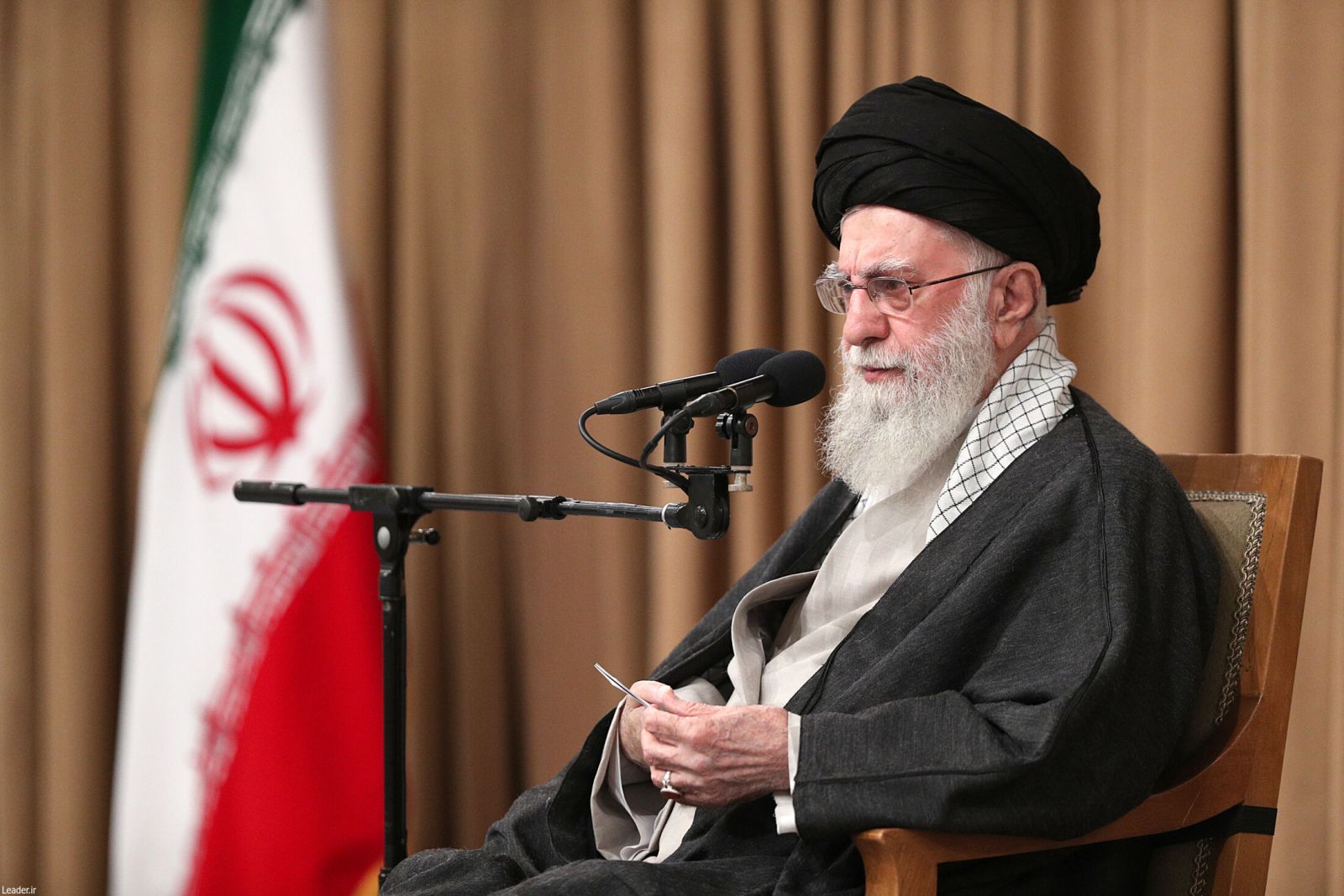 دیدار رئیسجمهور و اعضای هیئت دولت با رهبر انقلاب / معیشت مردم مهمترین مسئله است برای انضباط بازار چارهاندیشی شود