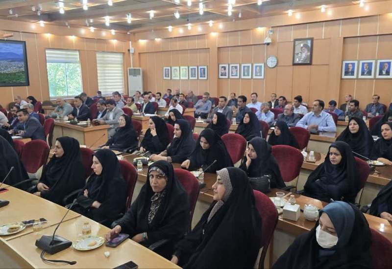 نشست صمیمی استاندار با کارکنان به مناسبت روز کارمند
