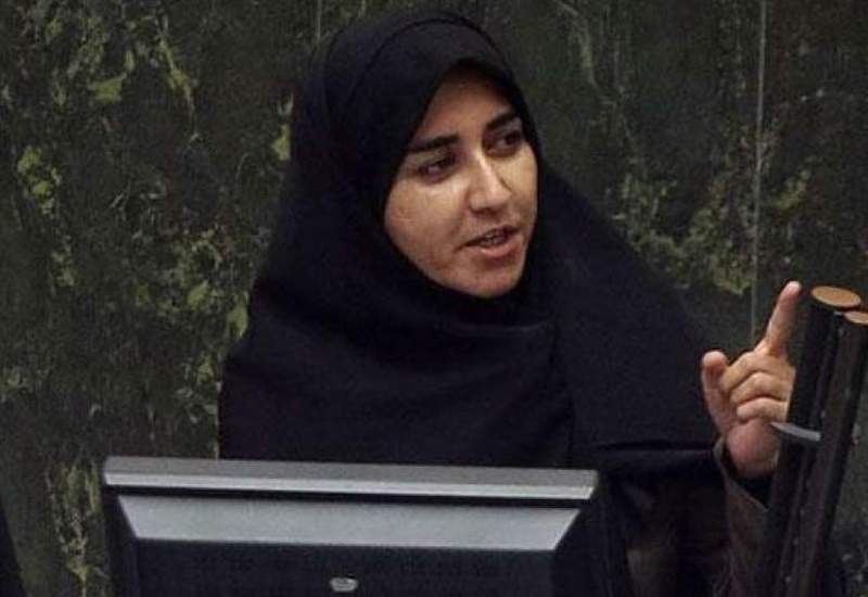 فیلم | نطق تند سارا فلاحی در صحن علنی مجلس: سفرا در چاردیواری سفارت محصور نباشند که گربه شاخشان نزند / سفرای ما بیشتر کادوهای خانوادگی سیاسیون ما در فروشگاه‌های خارج از کشور هستند تا زنجیره‌های اتصال ایران به بازار جهانی / برخی از نهادها و بنیادهای به ظاهر مذهبی و فرهنگی ما در خارج از کشور هیچ آورده‌ای برای ما ندارند / مدیران آنها به جای آنکه بازوان خون رسان به این کشور باشند به بازوان پنهان مالی برای خود تبدیل شده‌اند