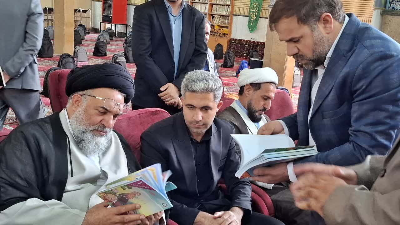 تصاویر | توزیع ۵۶۰۰ بسته نوشت‌افزار میان دانش‌آموزان کم‌برخوردار استان کهگیلویه و بویراحمد