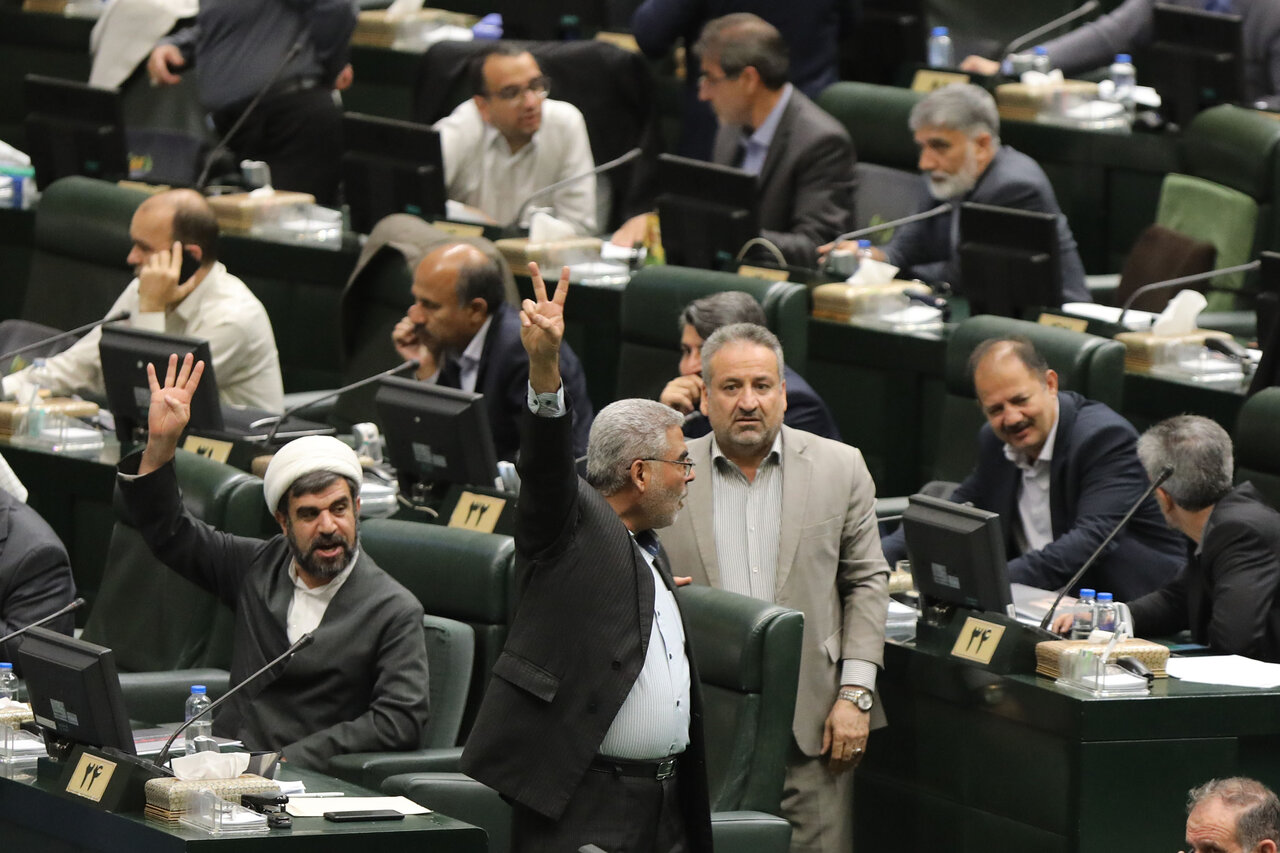 تصویب حذف چهار صفر از پول ملی / مجلس ایرادات شورای نگهبان بر این لایحه را رفع کرد/ حسینی، نماینده مجلس: واحد پول ملی ریال باقی میماند / حذف چهار صفر به صورت تدریجی انجام خواهد شد / مصوبه حذف چهار صفر از پول ملی در جهت تسهیل معاملات است/ بانک مرکزی 2 سال فرصت دارد شرایط اجرای مصوبه را فراهم کند