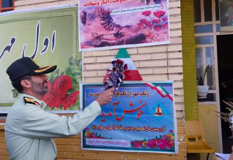 بدرقه پدرانه دختر شهید مهران روان‌کیش از خانه تا مدرسه