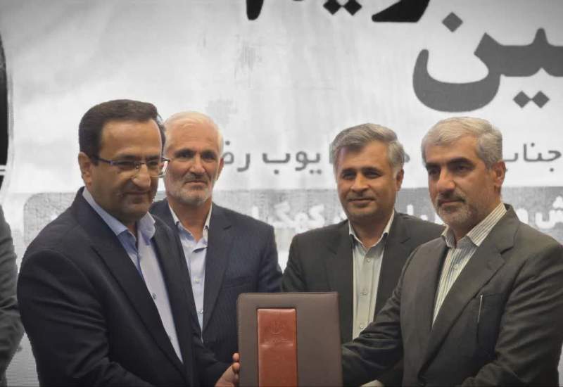 آقایان اگر فاجعه‌بارترین نبودید چرا سطحی و بدون ذکر نام پاسخ دادید؟/ چرا به‌عنوان تیم گذشته با فرافکنی می‌خواهید خود را از افتضاحات ۱۴۰۱ تا ۱۴۰۳ جدا کنید! / اگر اختیاری نداشتید چرا کنار نرفتید؟/ سکوت کنید و از ده‌ها هزار دانش‌آموز مظلوم و فقیر این استان، طلب حلالیت کنید/ تاج‌گردون بدون ذکر نام در خواست مجازات عوامل اُفت نمرات به زیر ۱۰ را کرده است چرا شما و تیم مجازی نزدیک عزت خواه در اوج تحقیر و ذلت، چون از نام تاج‌گردون هراس دارید مدعی می‌شوید با ما نبود با کس دیگر بود؟! / مگر کس دیگه‌ای هم داریم؟/ معدل استان چه سالی رفت زیر ۱۰؟ / و مگر استان در ۱۴۰۲ و ۱۴۰۳ را با معدل بالای ۱۰ به ایوب رضایی تحویل دادید که ایوب رضایی آن را به زیر 10  رسانده باشد؟