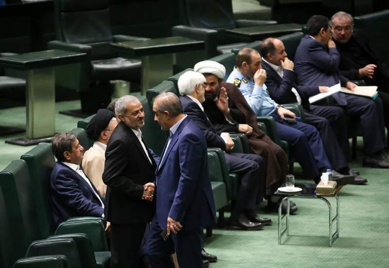 انتقاد روزنامه دولت از مجلس: وزیر آموزش و پرورش هنوز از مجلس به وزارتخانه بازنگشته بود که سوال بعدی مطرح شد / سوال بعدی را هم همان نماینده سوال کننده قبلی مطرح کرده بود / قبلا هم وزیر کار در جلسه صبح مجلس حضور یافته بود تا به پرسش‌های نمایندگان پاسخ دهد، اما عصر همان روز بار دیگر به یکی از کمیسیون‌ها دعوت شد تا به سؤال نماینده دیگری پاسخ دهد