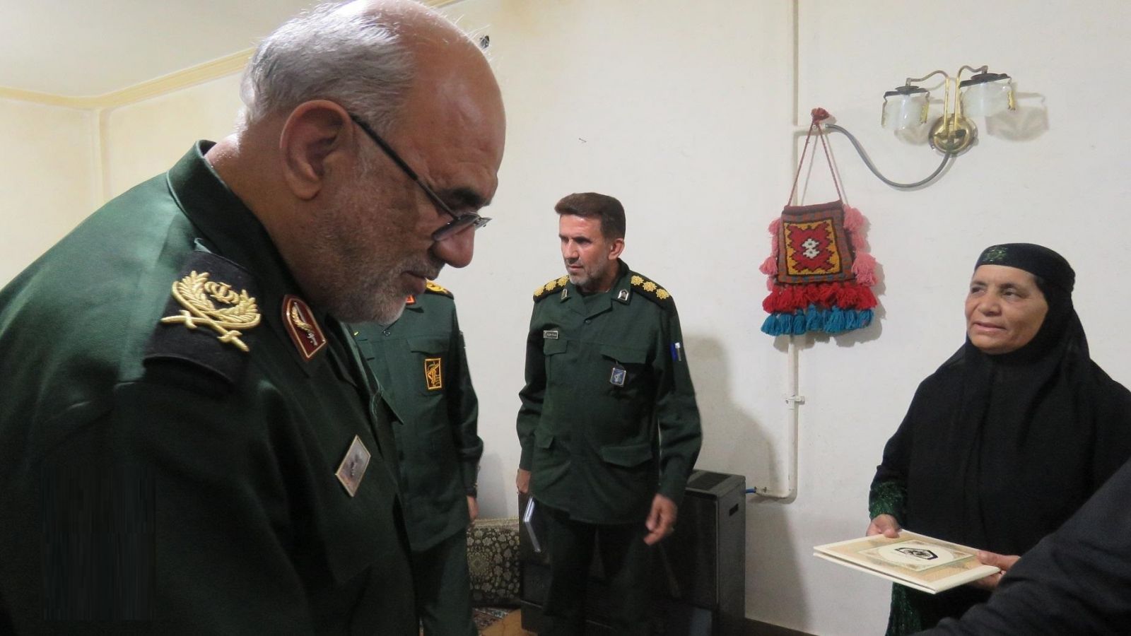 دیدار جمعی از فرماندهان سپاه با خانواده شهدای شهرستان بویراحمد دیدار جمعی از فرماندهان سپاه با خانواده شهدای شهرستان بویراحمد