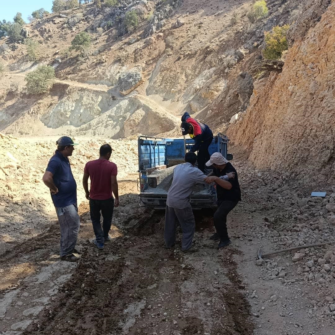 تصاویر | کار عجیب و معنادار اهالی روستای «جلاله» سادات محمودی دنا / آیا مسئولان منظور این اقدام مردم را متوجه می‌شوند؟