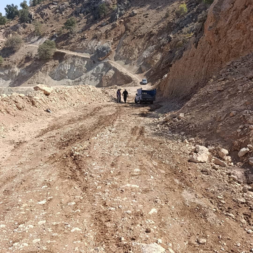 تصاویر | کار عجیب و معنادار اهالی روستای «جلاله» سادات محمودی دنا / آیا مسئولان منظور این اقدام مردم را متوجه می‌شوند؟