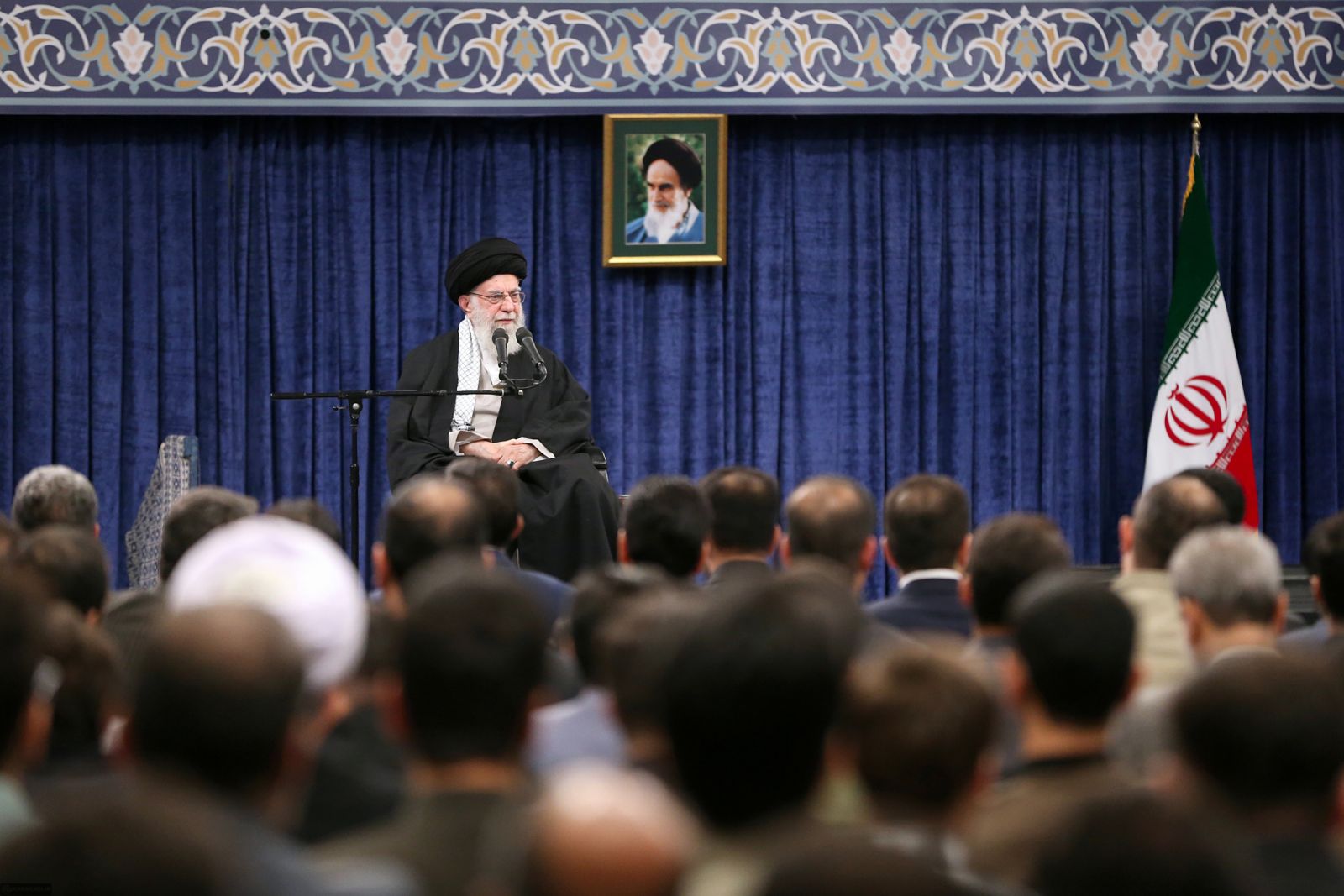 رهبر انقلاب: ما عزاداریم اما جنس عزای ما همچون جنس عزای سیدالشهدا(ع) زنده کننده است / اساس مشکلات منطقه حضور کسانی است که به دروغ دم از صلح و آرامش میزنند / تنها راه پایان جنگ در منطقه کم شدن شرّ آمریکاست