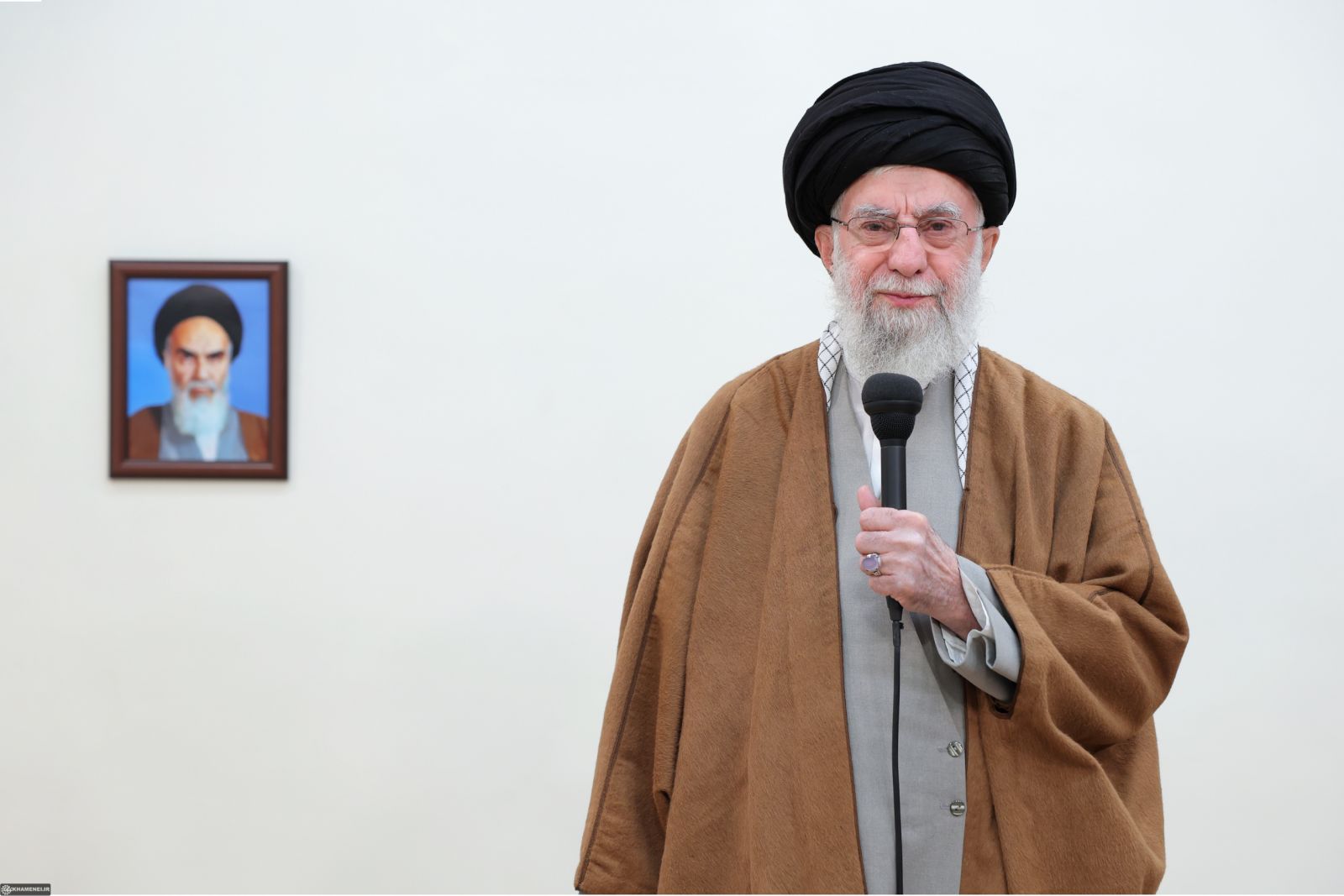 رهبر انقلاب: راهپیمایی امسال روز قدس اهمیت بیشتری دارد/ برخی دولتها وجود ضعف و اختلاف در ایران را وانمود میکنند؛ راهپیمایی روز قدس، همه این موارد را ابطال خواهد کرد/ انشاالله راهپیمایی امسال، یکی از بهترین، پرشکوهترین و باعزتترین راهپیماییهای روز قدس خواهد بود