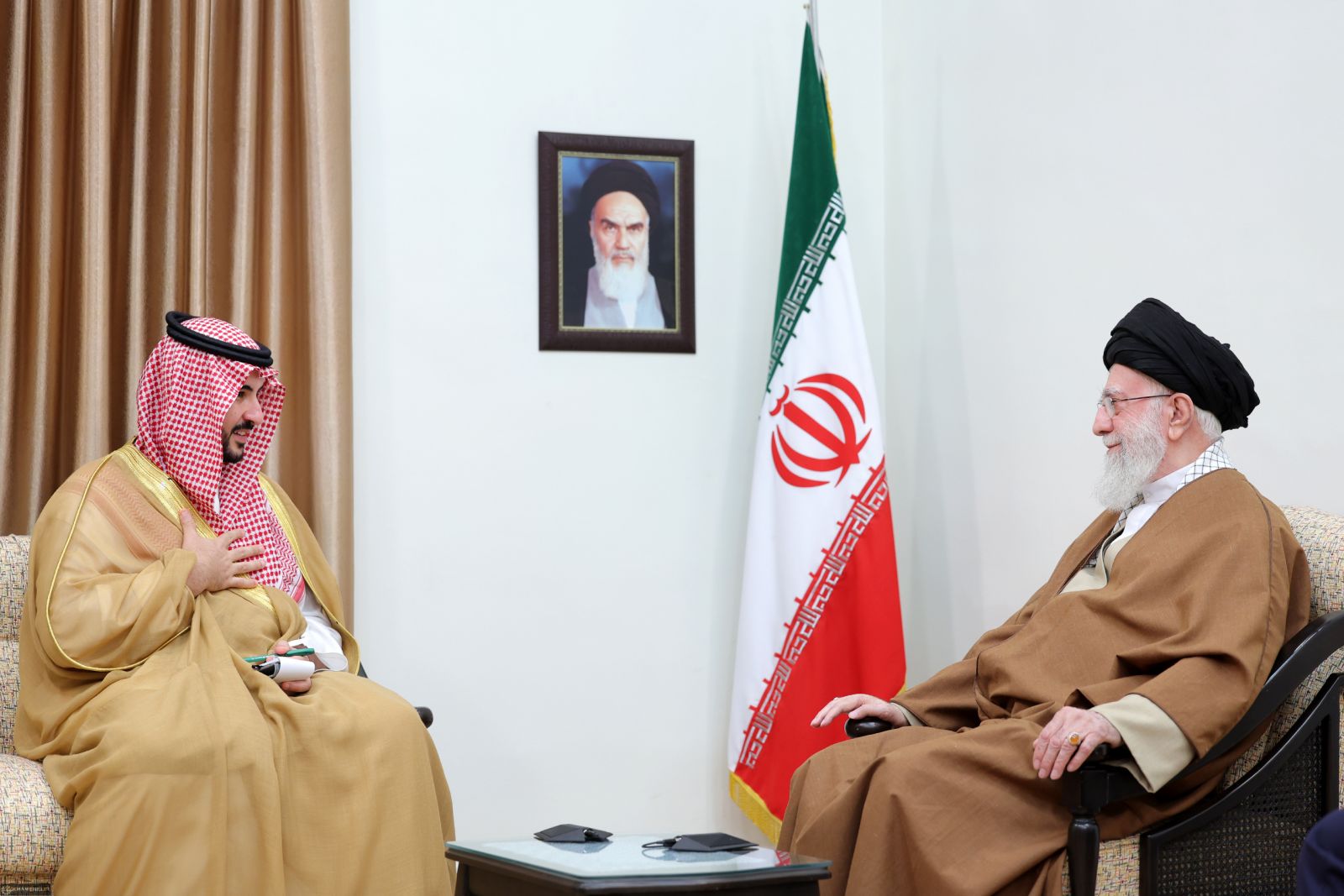 تقدیم پیام پادشاه عربستان به رهبر انقلاب/ مقام معظم رهبری: اعتقاد ما این است که ارتباط میان ایران و عربستان برای هر دو طرف مفید خواهد بود/ تهران و ریاض میتوانند تکمیلکننده یکدیگر باشند/ گسترش روابط میان دو کشور دشمنانی دارد